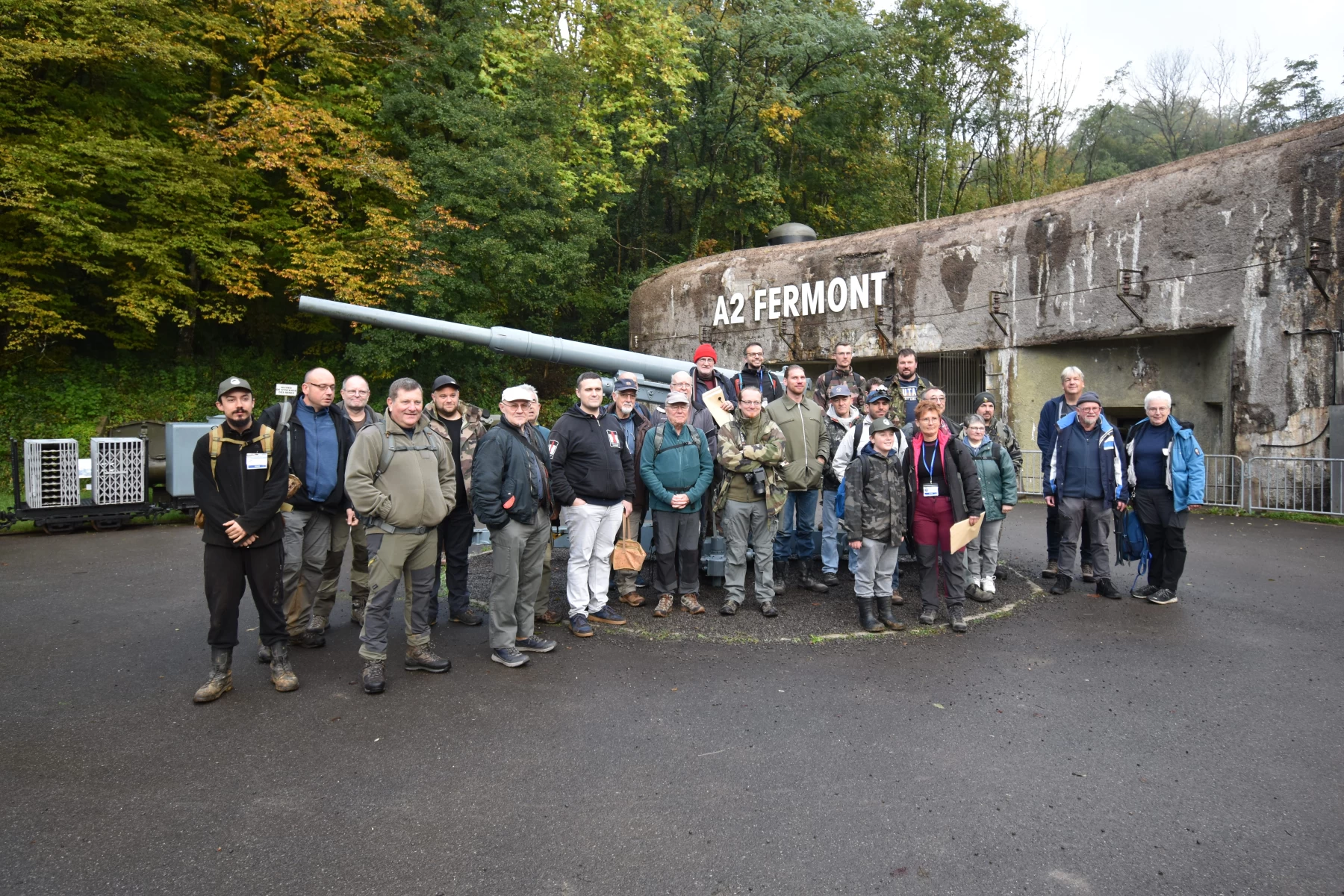 Ligne Maginot - La vie associative - Fermont octobre 2024 - Le groupe devant l'ouvrage de Fermont