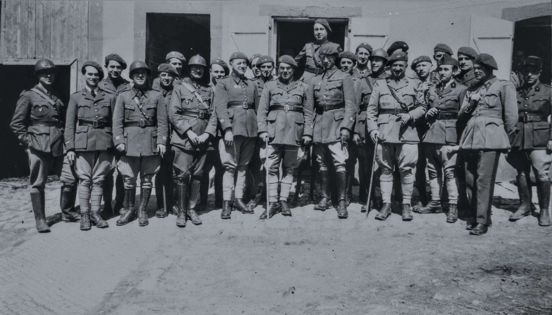 Ligne Maginot - 161° Régiment d'Infanterie de Forteresse (161° RIF) - Officiers du 2° bataillon du 161° RIF en mars ou en avril 1940. 
On reconnait sur la photo le Lt Raymond Mondon, futur maire de Metz, député et ministre, béret et cigarette aux lèvres, au 3ème rang et à droite de l'officier en hauteur. 
Cette photo a donc été prise après la mobilisation de 1939. 