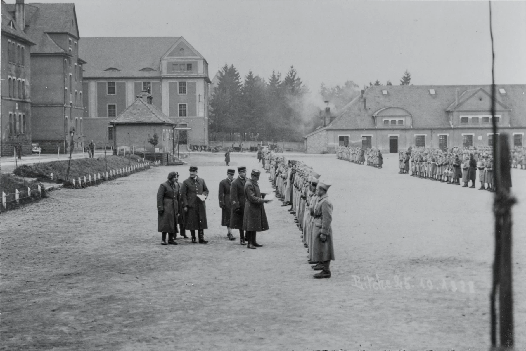 Ligne Maginot - 153° Régiment d'Infanterie de Forteresse (153° RIF) - Camp de Bitche le 9 novembre 1938
Inspection du contingent par le Gal Boutignon avec le colonel Reys chef de corps du 153° RIF, le Cdt Bergeron commandant le 3° bataillon, le Lt Tetard commandant la CM9 par intérim, le médecin lieutenant et un officier d’ordonnance