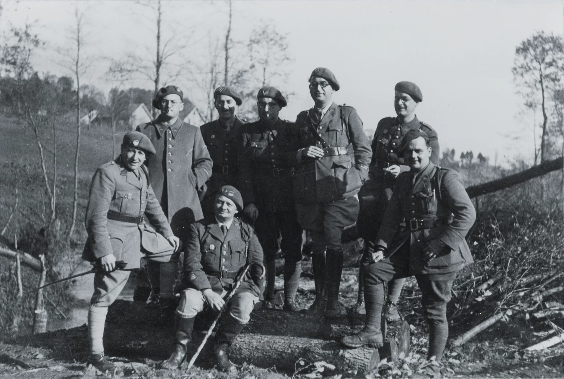 Ligne Maginot - 171° Régiment d'Infanterie de Forteresse (171° RIF) - au centre le cdt Tanguy, chef du 3e bataillon du 171e RIF entouré des officiers de son EM, en tournée d'inspection de leur quartier de Muespach