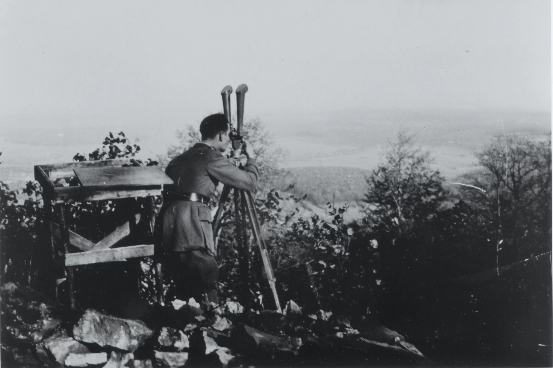 Ligne Maginot - 151° Régiment d'Artillerie de Position (151° RAP) - Le Lt Roger Lamy effectue des relevés pour l'artillerie