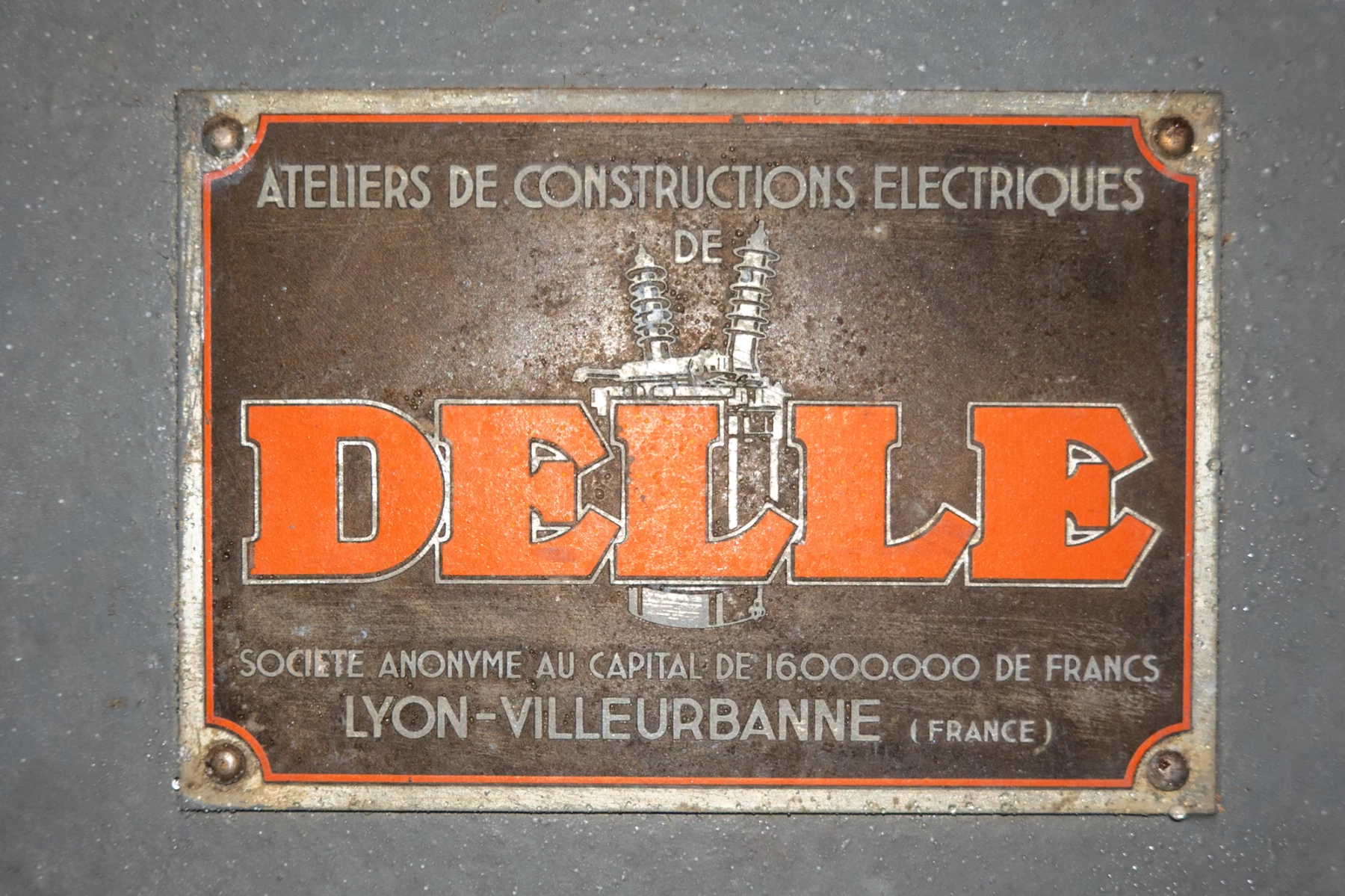 Ligne Maginot - Ateliers de Constructions Electriques Delle - Plaque d'un disjoncteur de la Sous-station de A2 Fermont