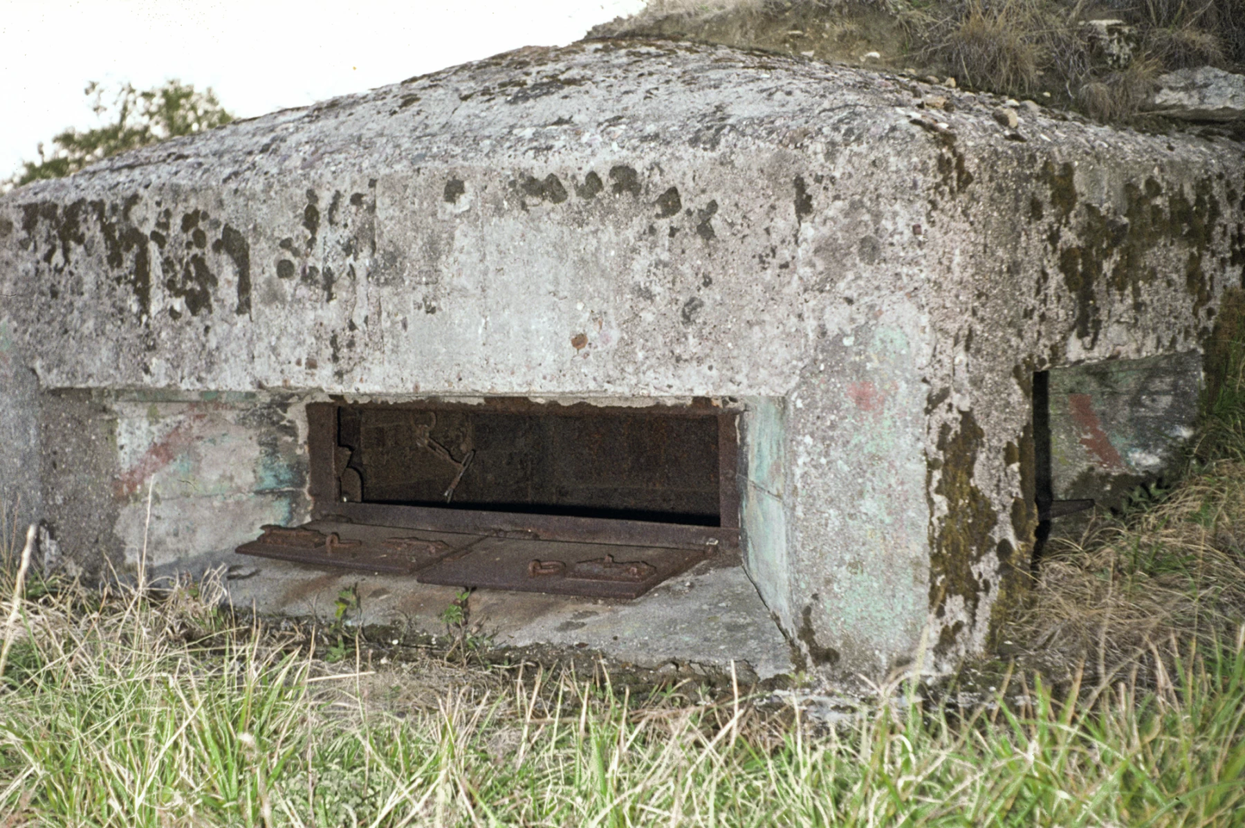 Ligne Maginot - COTE 400 - (Observatoire d'artillerie) - Créneau frontal avec ses volets