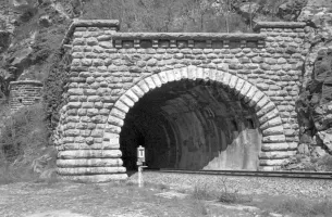 Ligne Maginot - BERGHE SUD (TUNNEL DE) - (Blockhaus pour arme infanterie) - A noter le petit bloc à part, sur la gauche, mais relié à l'ouvrage défensif de l'entrée du tunnel