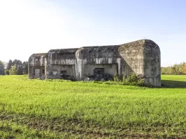 Ligne Maginot - CEZF-28 - AUDVILLER OUEST - (Blockhaus lourd type STG / STG-FCR - Double) - La façade de tir vers l'est.
