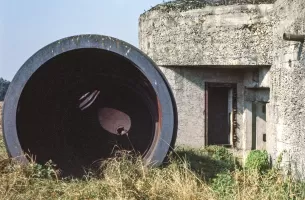 Ligne Maginot - STG 18 - STG S - MC06 - (Casemate d'infanterie - Double) - La cloche non posée est restée longtemps à côté de la casemate