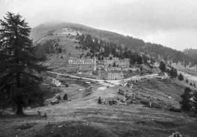 Ligne Maginot - CABANES VIEILLES - (Casernement) - Vue d'ensemble, années 80