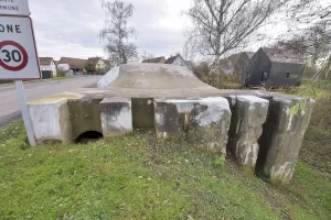 Ligne Maginot - ILLHAEUSERN 2 - (Blockhaus pour arme infanterie) - Façade arrière.
Les entrées