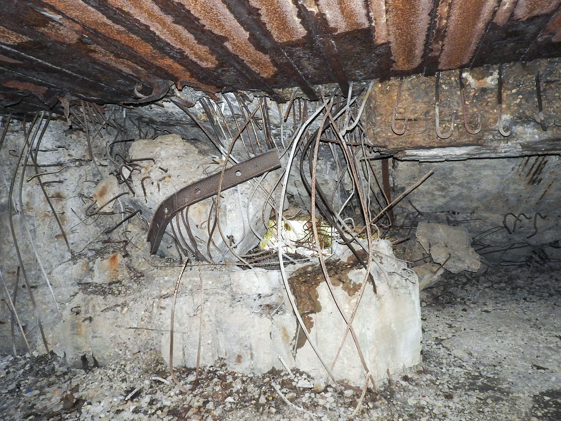 Ligne Maginot - CEZF-10 - LINSTROFF SUD - (Blockhaus lourd type STG / STG-FCR - Double) - Les destructions à l'intérieur de la casemate.