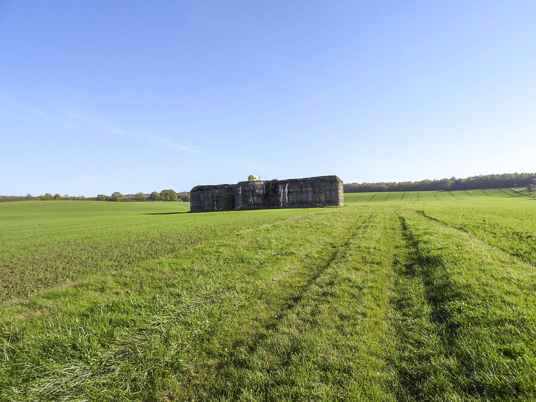 Ligne Maginot - CEZF-28 - AUDVILLER OUEST - (Blockhaus lourd type STG / STG-FCR - Double) - La casemate au milieu des champs.