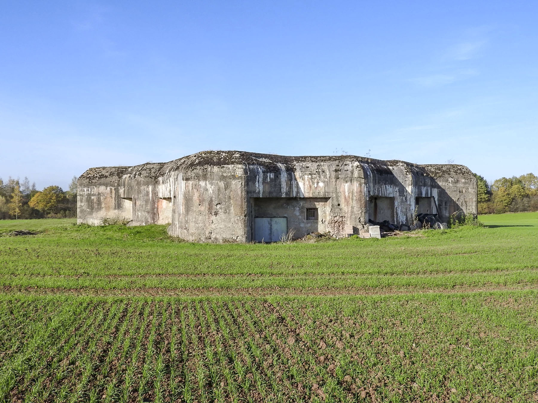 Ligne Maginot - CEZF-28 - AUDVILLER OUEST - (Blockhaus lourd type STG / STG-FCR - Double) - La façade arrière avec les entrées.
