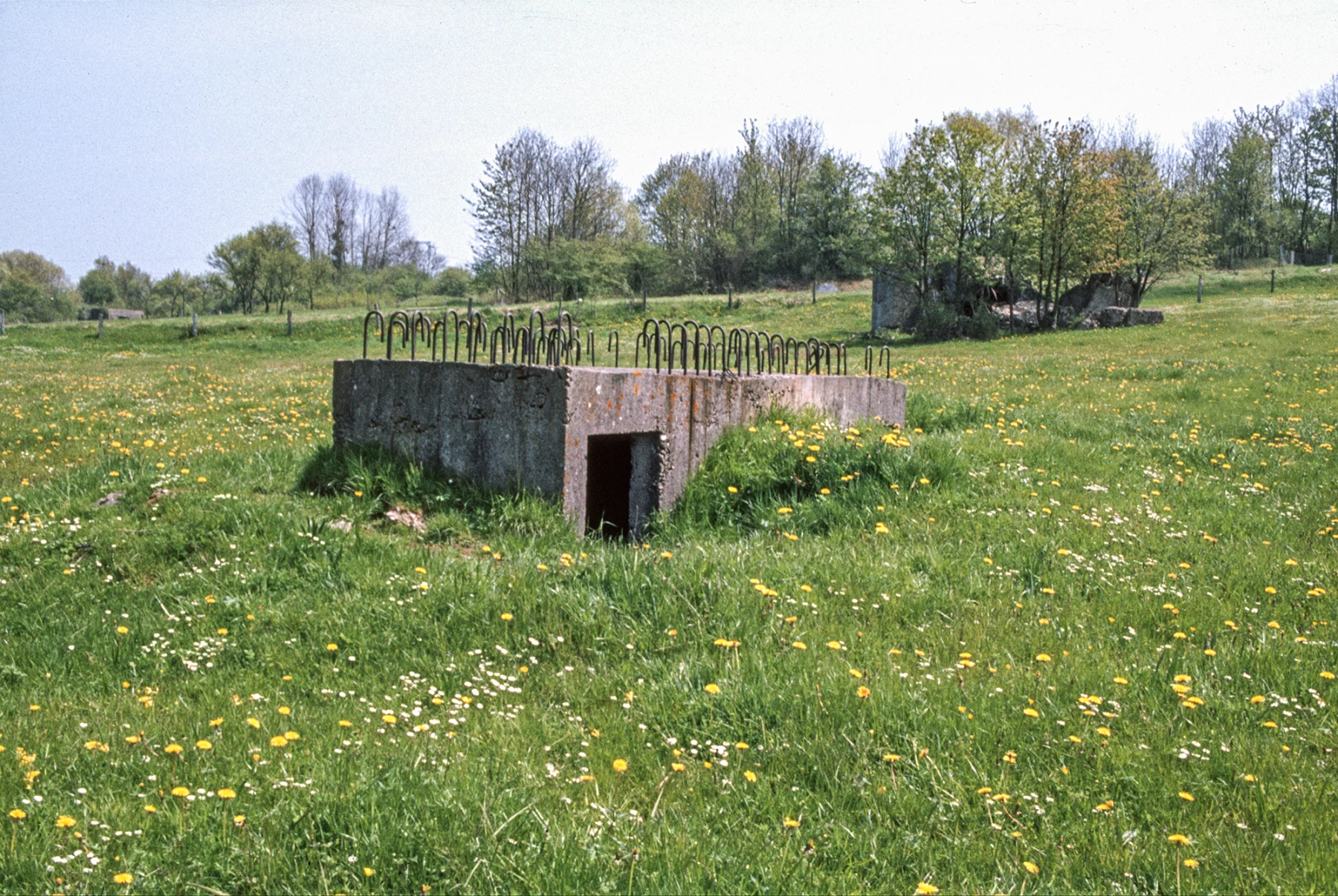 Ligne Maginot - AHTWINKEL 2 et 3 - (Blockhaus pour arme infanterie) - Le blockhaus Ahtwinkel 2 avec en arrière-plan Ahtwinkel 3