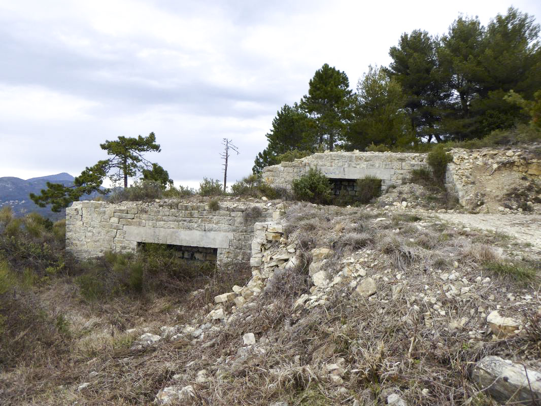 Ligne Maginot - MONT DE L'UBAC - (Position d'artillerie préparée) - Les deux emplacements pour canon