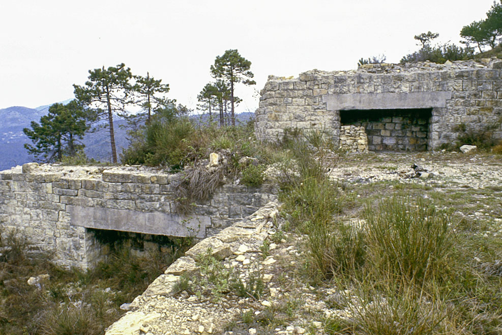 Ligne Maginot - MONT DE L'UBAC - (Position d'artillerie préparée) - Les deux emplacements pour canon
