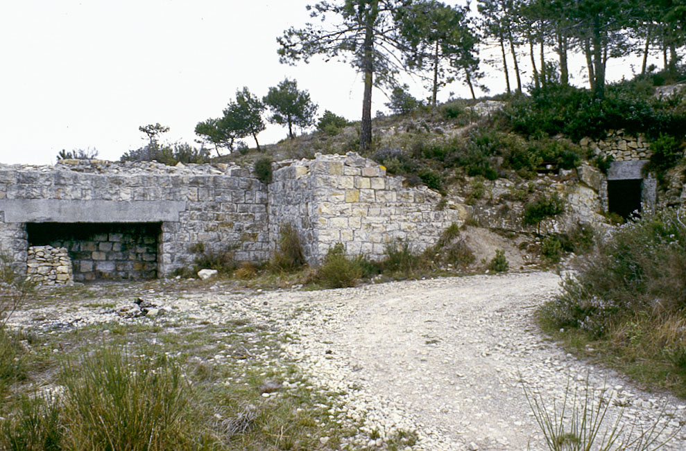 Ligne Maginot - MONT DE L'UBAC - (Position d'artillerie préparée) - La batterie de flanquement du Mont de l'Ubac
L'emplacement droite