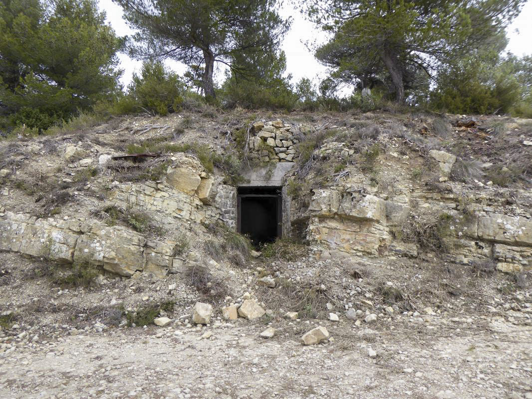 Ligne Maginot - MONT DE L'UBAC - (Position d'artillerie préparée) - Acces au poste des officiers et salle de pansement
