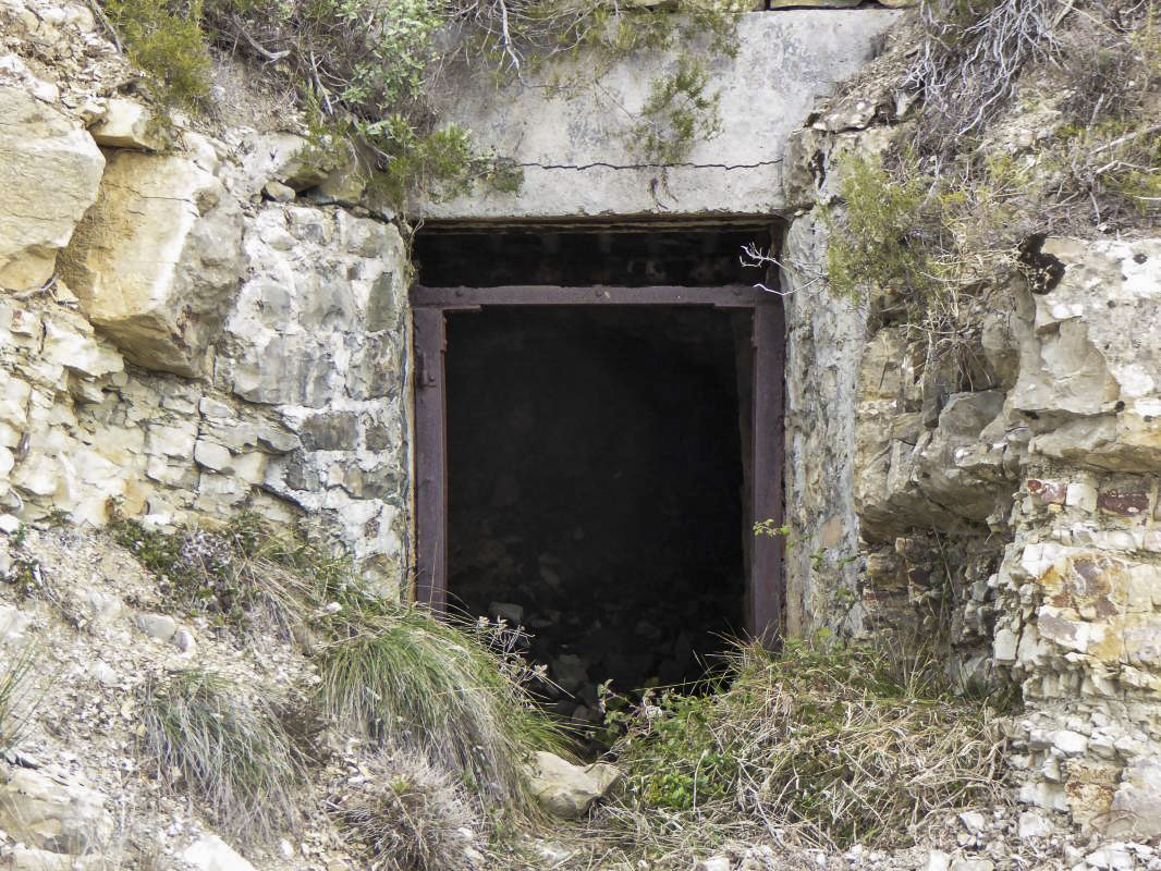 Ligne Maginot - MONT DE L'UBAC - (Position d'artillerie préparée) - Acces au poste des officiers et salle de pansement