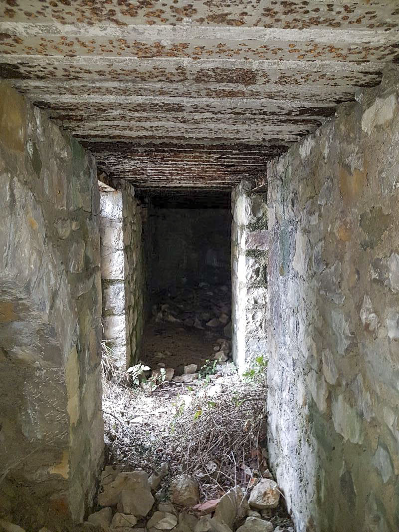 Ligne Maginot - MONT DE L'UBAC - (Position d'artillerie préparée) - Acces au poste des officiers et salle de pansement