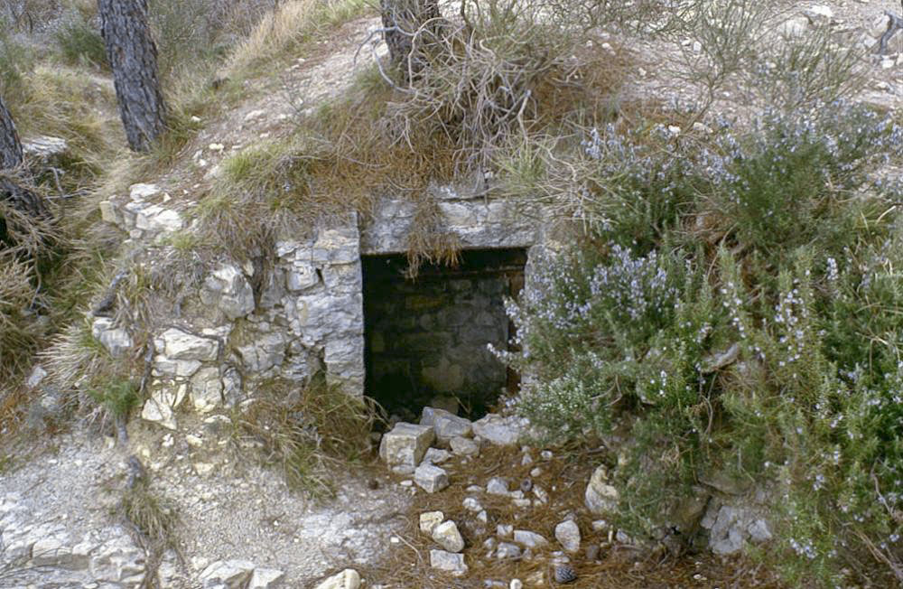 Ligne Maginot - MONT DE L'UBAC - (Position d'artillerie préparée) - Accès de l'un des abris souterrains