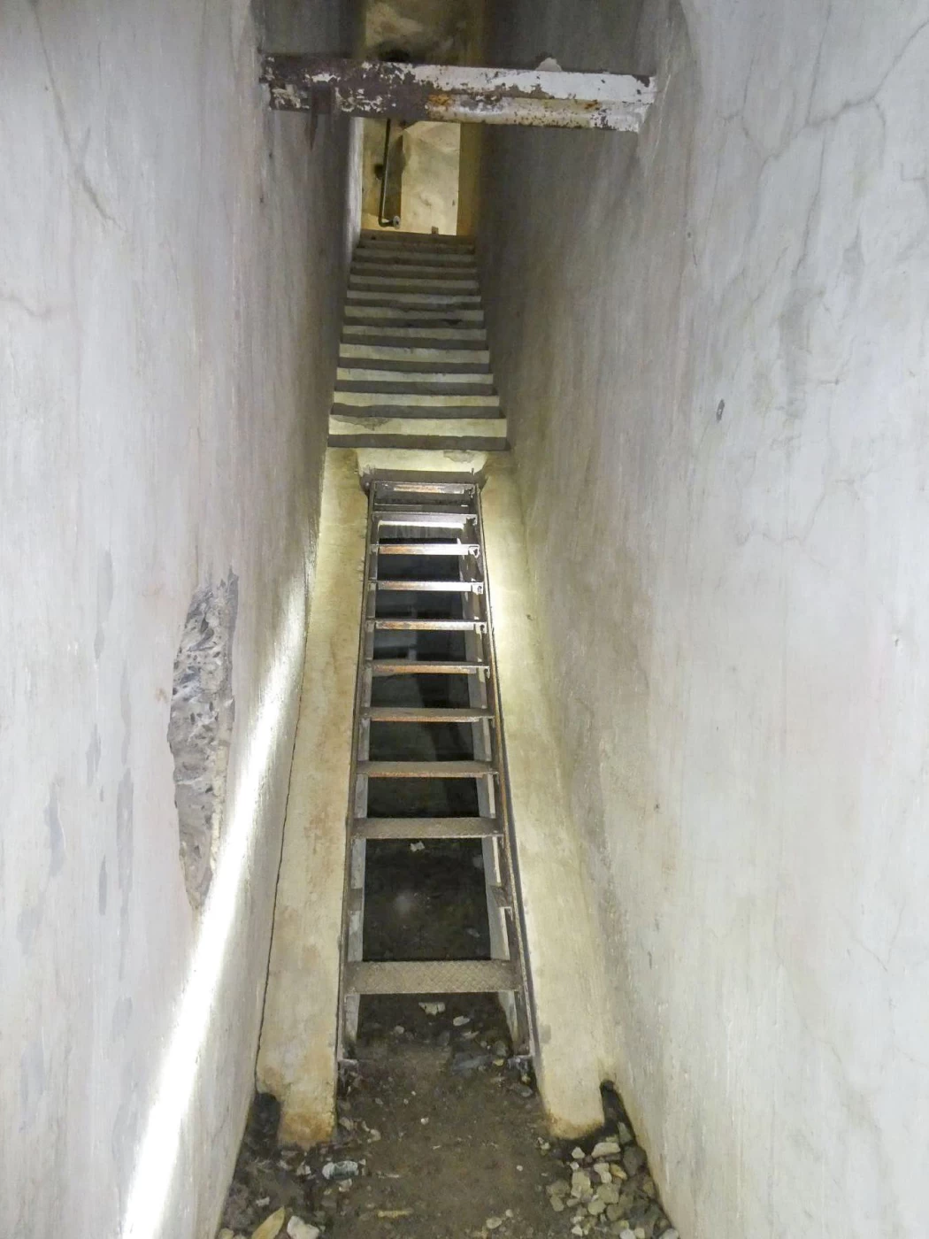 Ligne Maginot - COL D'AGNON - (Ouvrage d'infanterie) - Bloc 2
Accès au casernement, sous l'escalier la galerie de l'égout