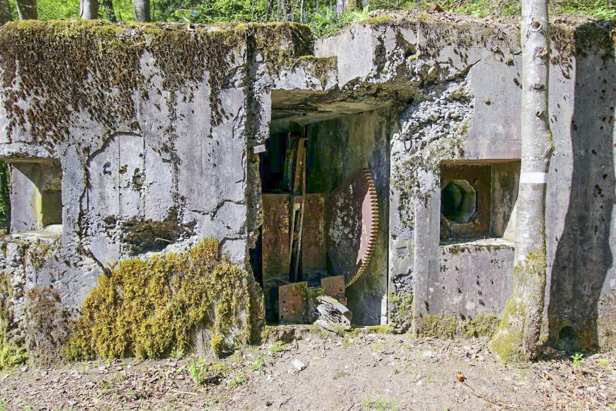 Ligne Maginot - LUTZELHARDT - (Poste GRM - Maison Forte) - Le logement de la barrière avec le reste de cette dernière.