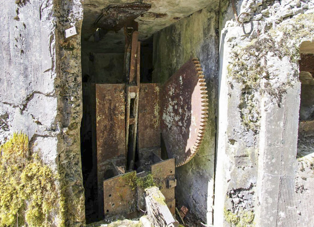 Ligne Maginot - LUTZELHARDT - (Poste GRM - Maison Forte) -  Le logement de la barrière avec le reste de cette dernière.