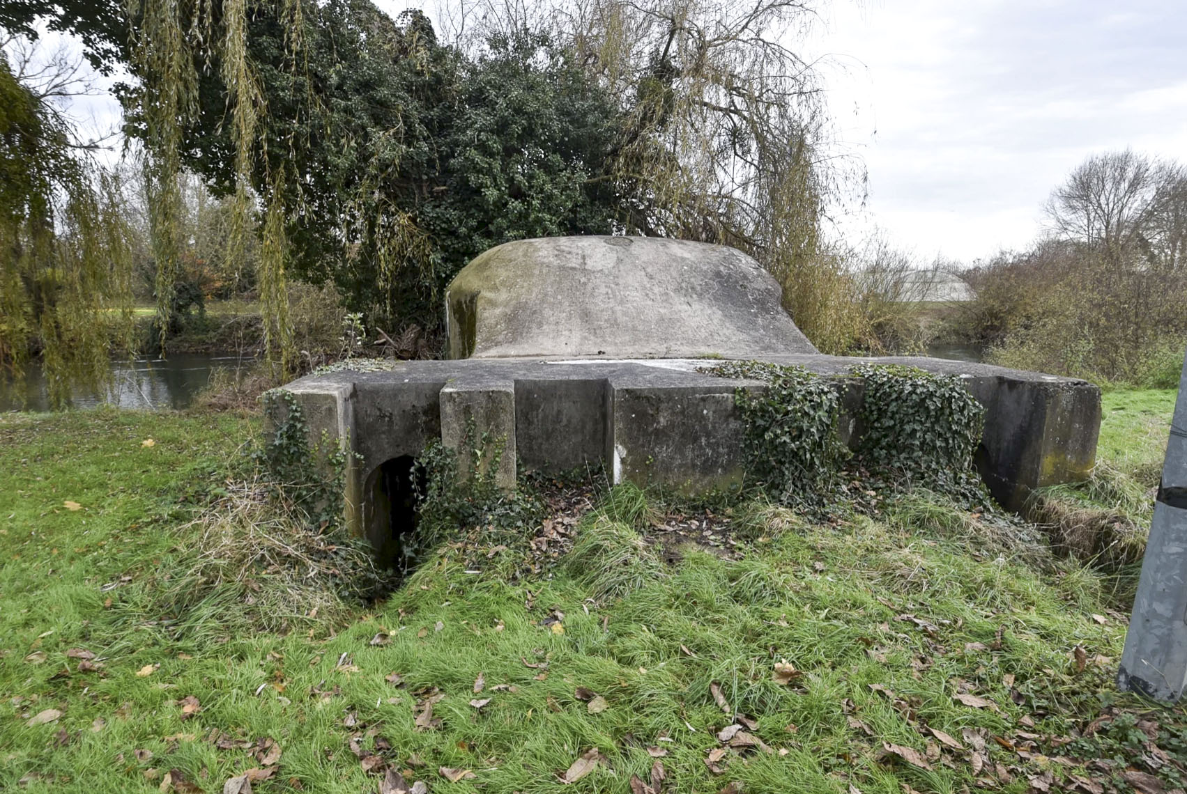 Ligne Maginot - ILLHAEUSERN 3 - (Blockhaus pour arme infanterie) - Vue arrière.
Deux entrées