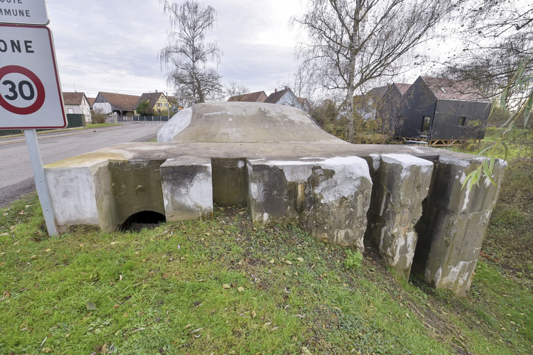 Ligne Maginot - ILLHAEUSERN 2 - (Blockhaus pour arme infanterie) - Façade arrière.
Les entrées