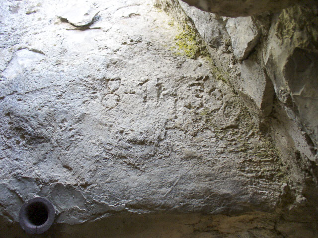 Ligne Maginot - BARBONNET NORD 2 - (Blockhaus pour arme infanterie) - Cartouche gravé dans le créneau indiquant la date du 08 11 1939. Le trou est prévu pour mettre le pivot d'un FM