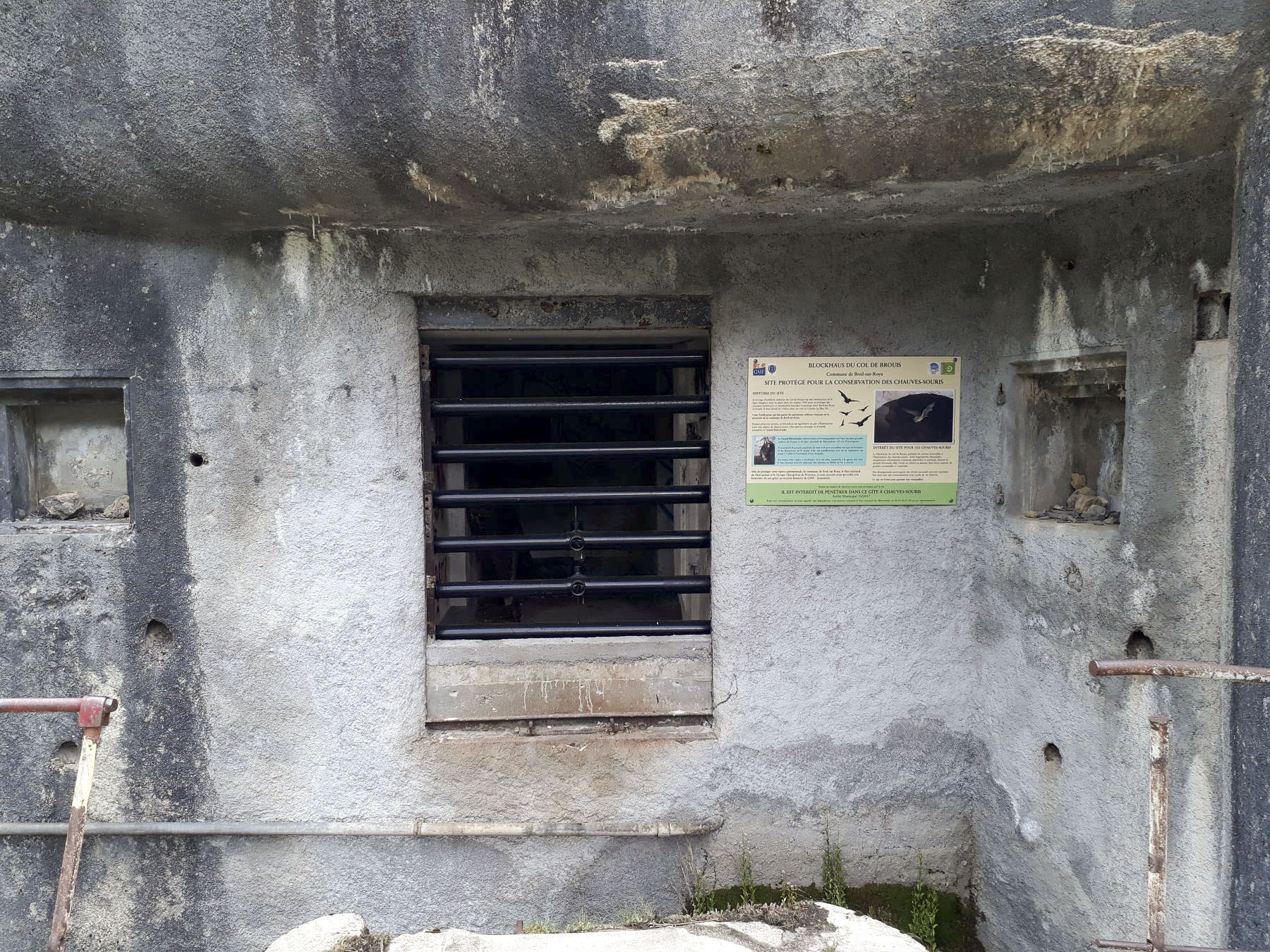 Ligne Maginot - COL DE BROUIS (CDB) - E01 - (Ouvrage d'infanterie) - Le bloc 1
L'entrée est maintenant condamnée. L'ouvrage sert d'abri pour l'étude des chiroptères.
Les tuyaux servent d'entrée et de sortie aux animaux.