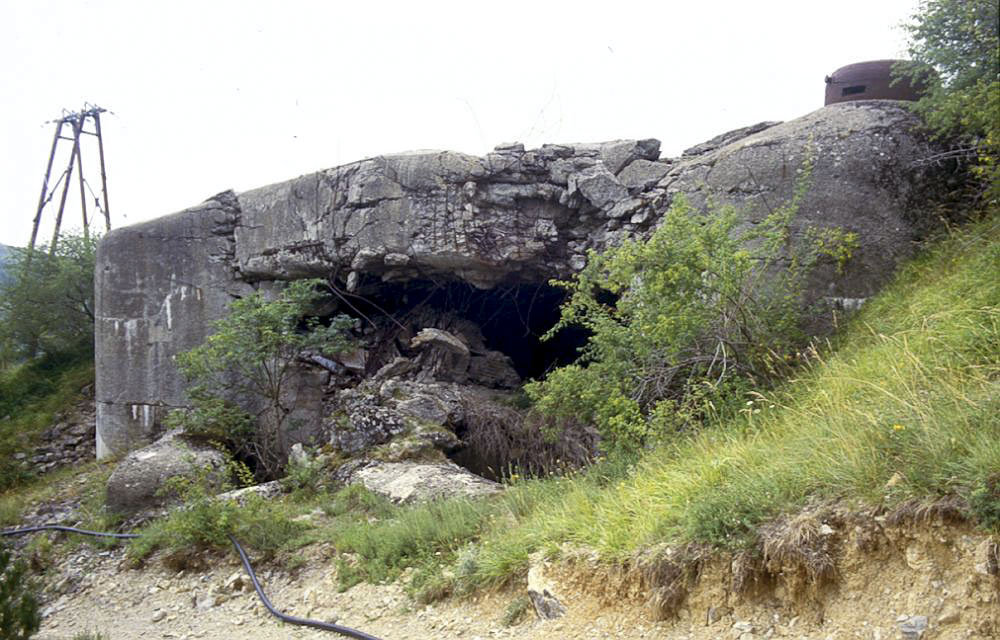 Ligne Maginot - COL DE BROUIS (CDB) - E01 - (Ouvrage d'infanterie) - Le bloc 2 détruit par les allemands en 1944