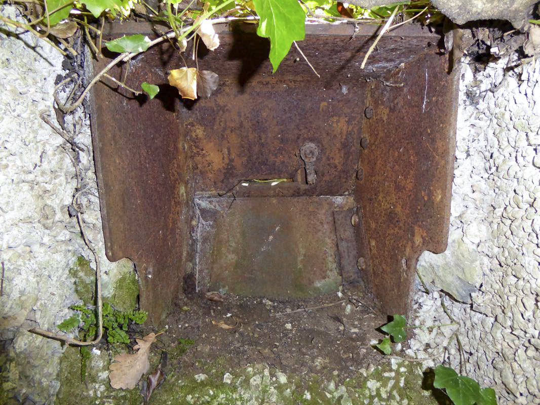 Ligne Maginot - CUNI - (Blockhaus pour arme infanterie) - Observatoire extérieur de Cuni
Masque à l'extérieur