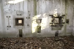 Ligne Maginot - SCHANZ - (Stand de tir) - La chambre de tir regroupant les différents armement de forteresse. les birails pour canons antichar ne semblent pas avoir été posés