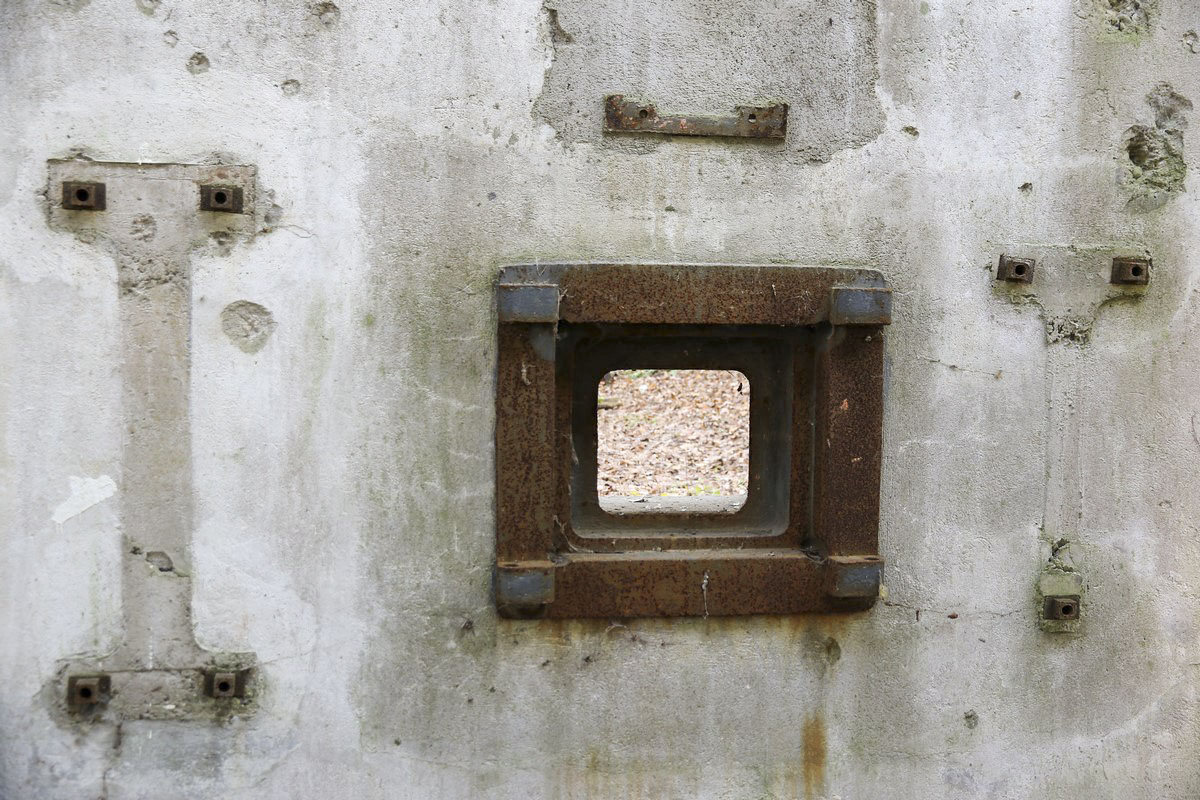 Ligne Maginot - SCHANZ - (Stand de tir) - Trémie n°1. A gauche se trouvait le support de la mitrailleuse de 13,2, à droite celui du JM. Au-dessus, Le birail pour canon de 37 est manquant