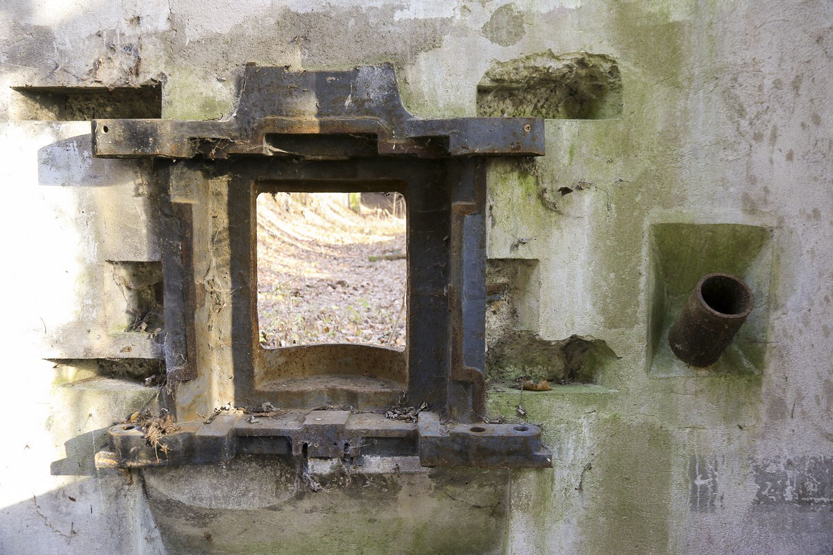 Ligne Maginot - SCHANZ - (Stand de tir) - Trémie n°4 pour canon de 47 et JM, le birail pour canon de 47 est manquant. A droite, la goulotte à grenades