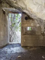 Ligne Maginot - VALABRES - (Blockhaus pour arme infanterie) - Abri et son créneau, à proximité du blockhaus