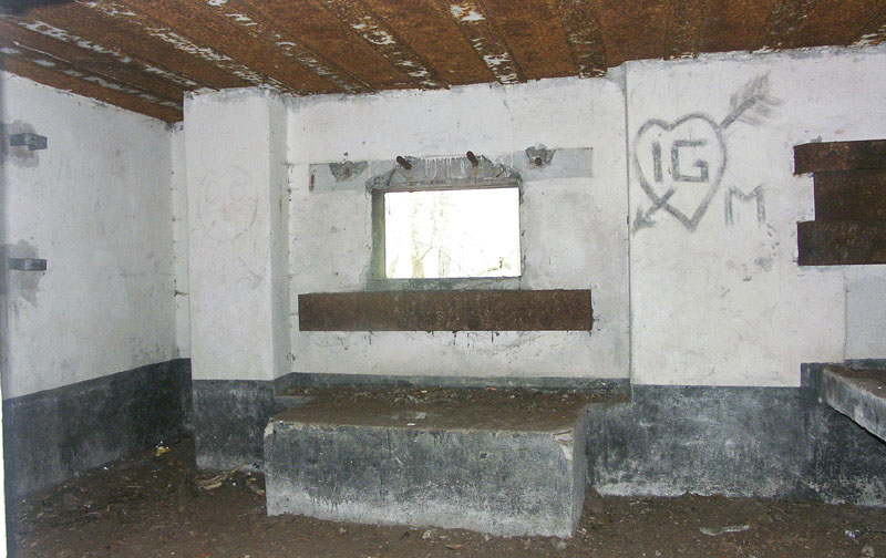Ligne Maginot - Vue intérieure - Le créneau pour canon AC 25
Notre  les supports du ventilateur sur la gauche de la photo