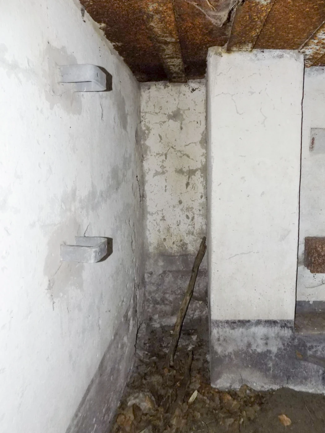 Ligne Maginot - HANAU 1 - (Blockhaus pour canon) - Le support de ventilation et le trou d'évacuation au plafond