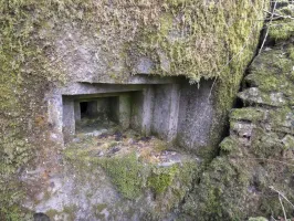 Ligne Maginot - HERBITZHEIM NORD 2 - (Blockhaus pour arme infanterie) - L'embrasure pour FM.
Remarquez sa forme particulière.