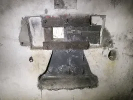 Ligne Maginot - HERBITZHEIM NORD 2 - (Blockhaus pour arme infanterie) - Le créneaux pour mitrailleuse.
On remarque un volet d'obturation en bois (fabrication civile après guerre ?)