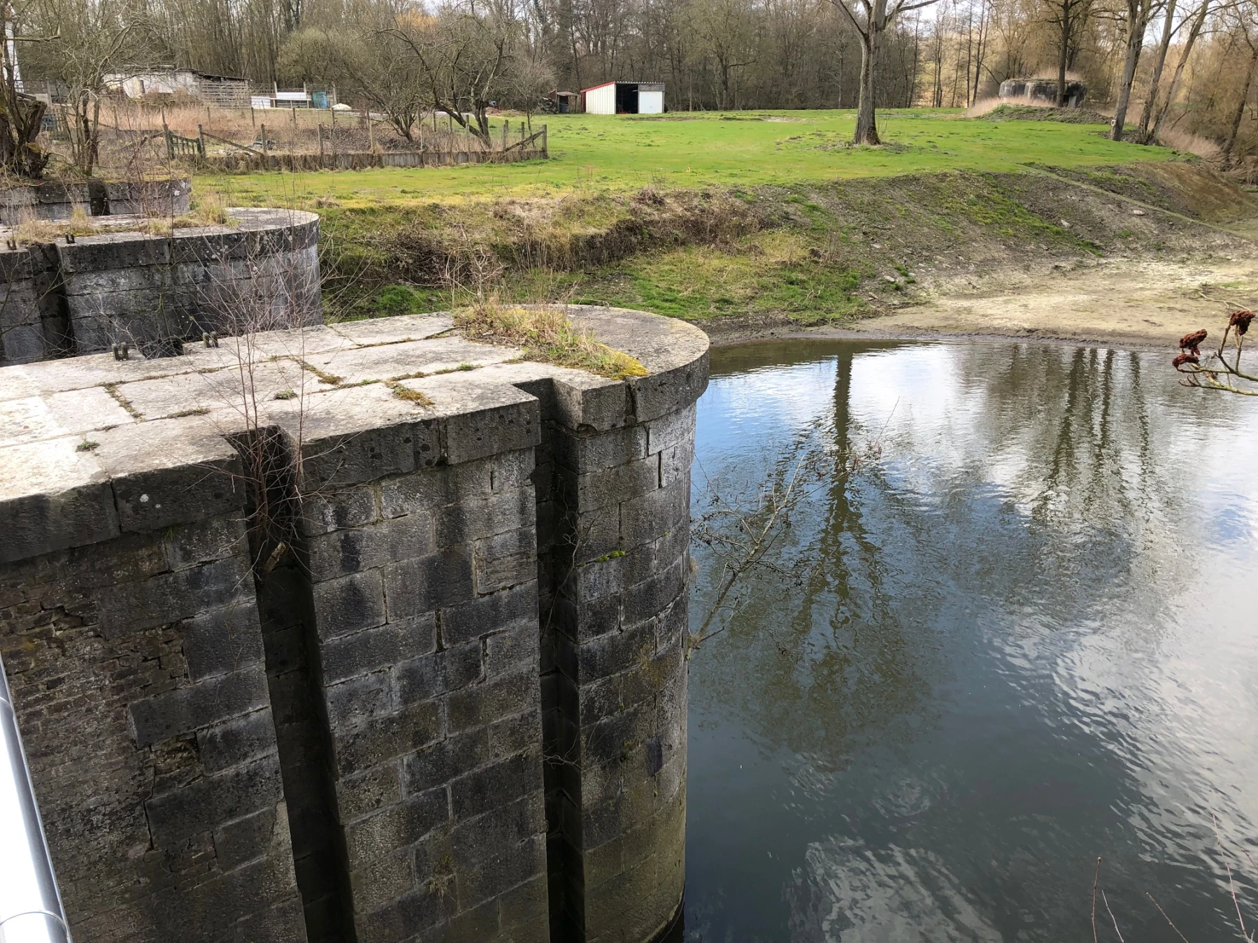 Ligne Maginot - ECLUSE DE RODIGNIES - (Blockhaus pour arme infanterie) - Le système de batardeaux sur le Jard pour tendre les inondations; au fond le blockhaus