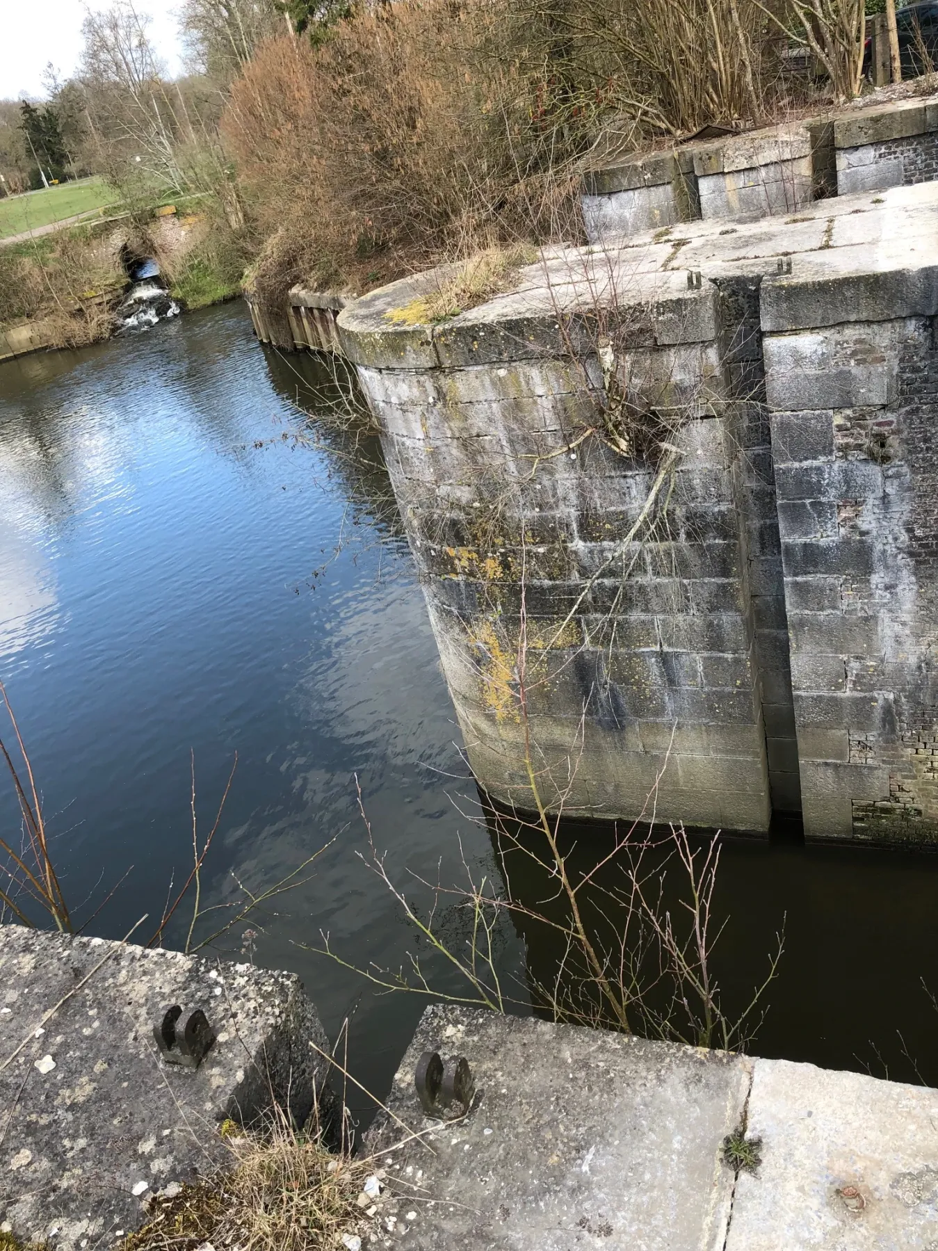 Ligne Maginot - ECLUSE DE RODIGNIES - (Blockhaus pour arme infanterie) - Le système de batardeaux sur le Jard; les pontets de blocage sont encore en place