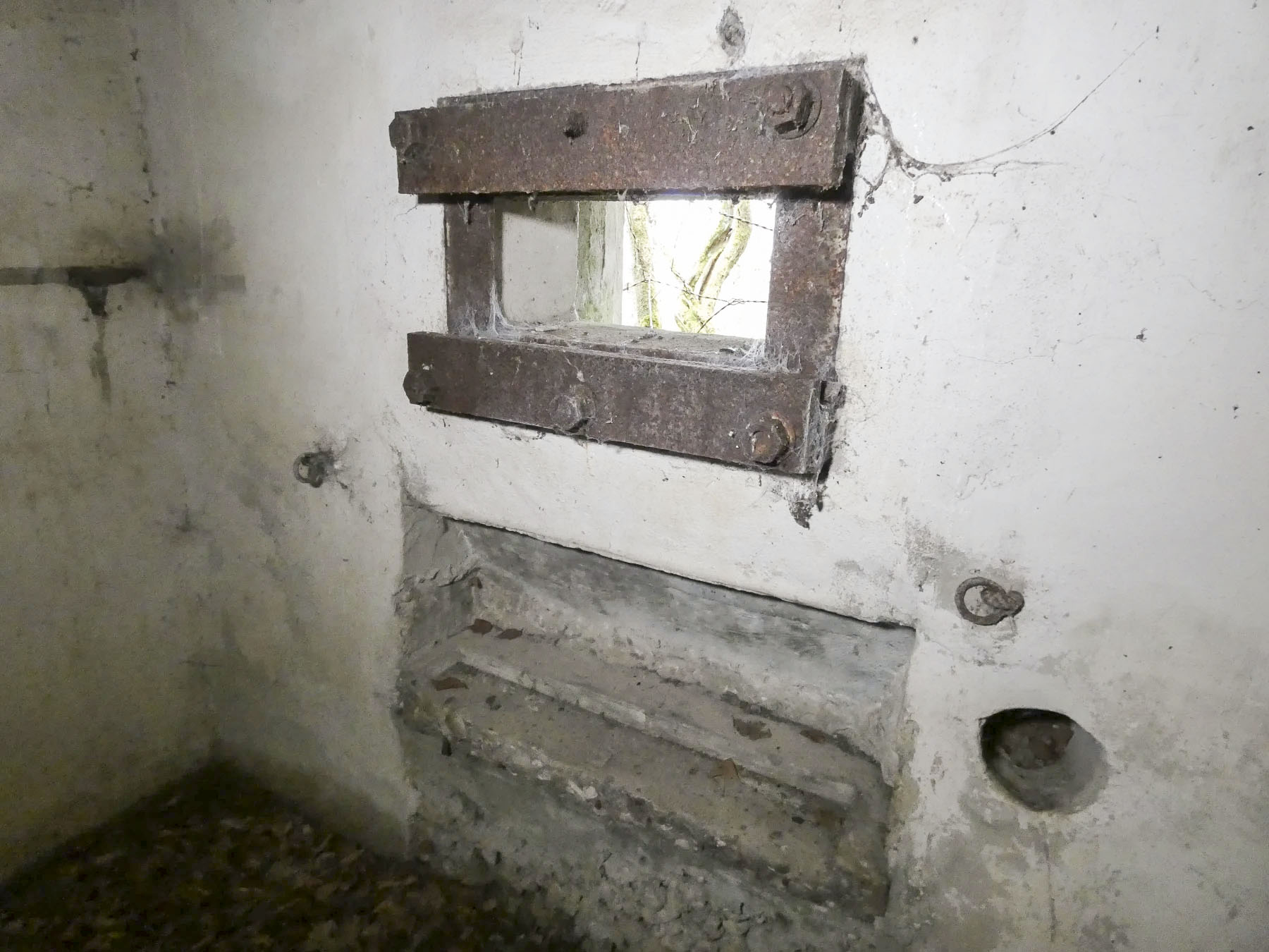 Ligne Maginot - HERBITZHEIM 5 - MA - (Blockhaus pour arme infanterie) - Le créneau pour une mitrailleuse Hotchkiss.