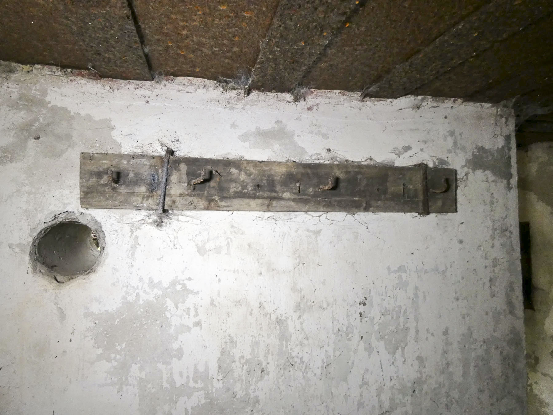 Ligne Maginot - HERBITZHEIM 5 - MA - (Blockhaus pour arme infanterie) - Des crochets pour le rangement des paquetages.