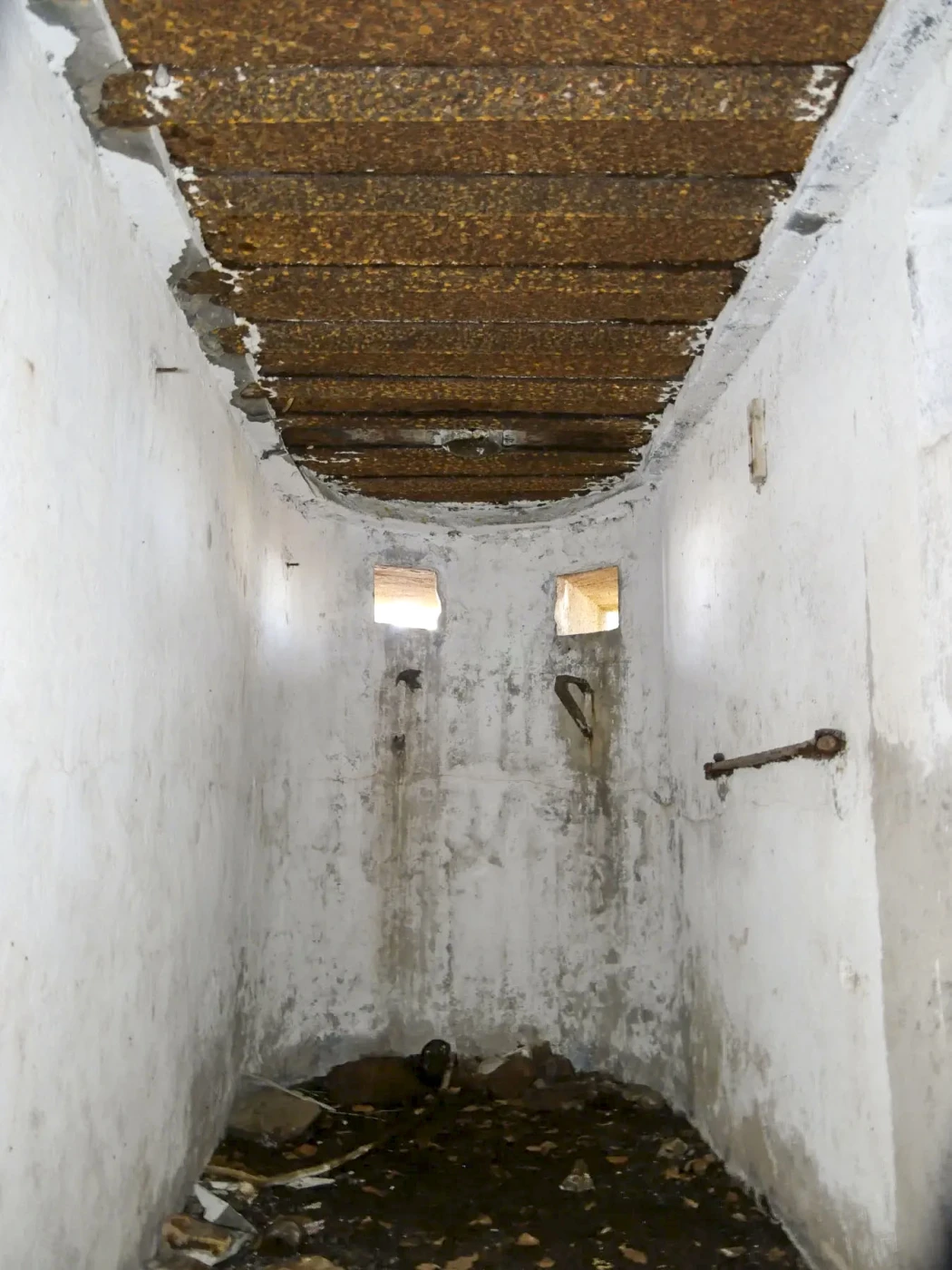 Ligne Maginot - LANGENBERG  BAS - (Observatoire d'artillerie) - Vue sur la longueur du bloc.
Note le plafond renforcé et au mur les restes de fixations des tablettes. Sur la droite la niche pour l'eclairage.