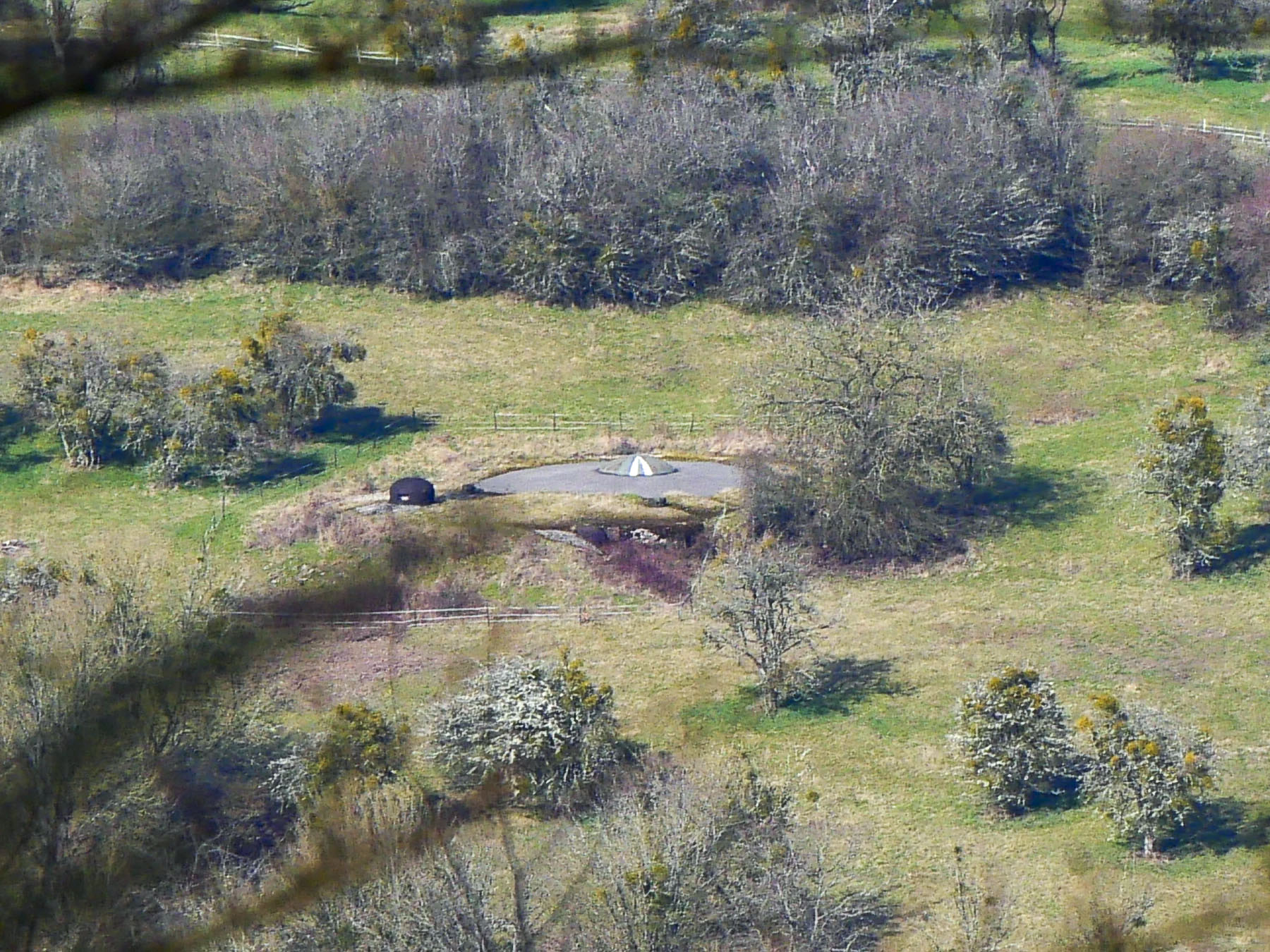 Ligne Maginot - LANGENBERG  BAS - (Observatoire d'artillerie) - La vue a partir de l'observatoire.
Au 1er plan le bloc 2 du Four à Chaux dont ont voit clairement la tourelle de 75.