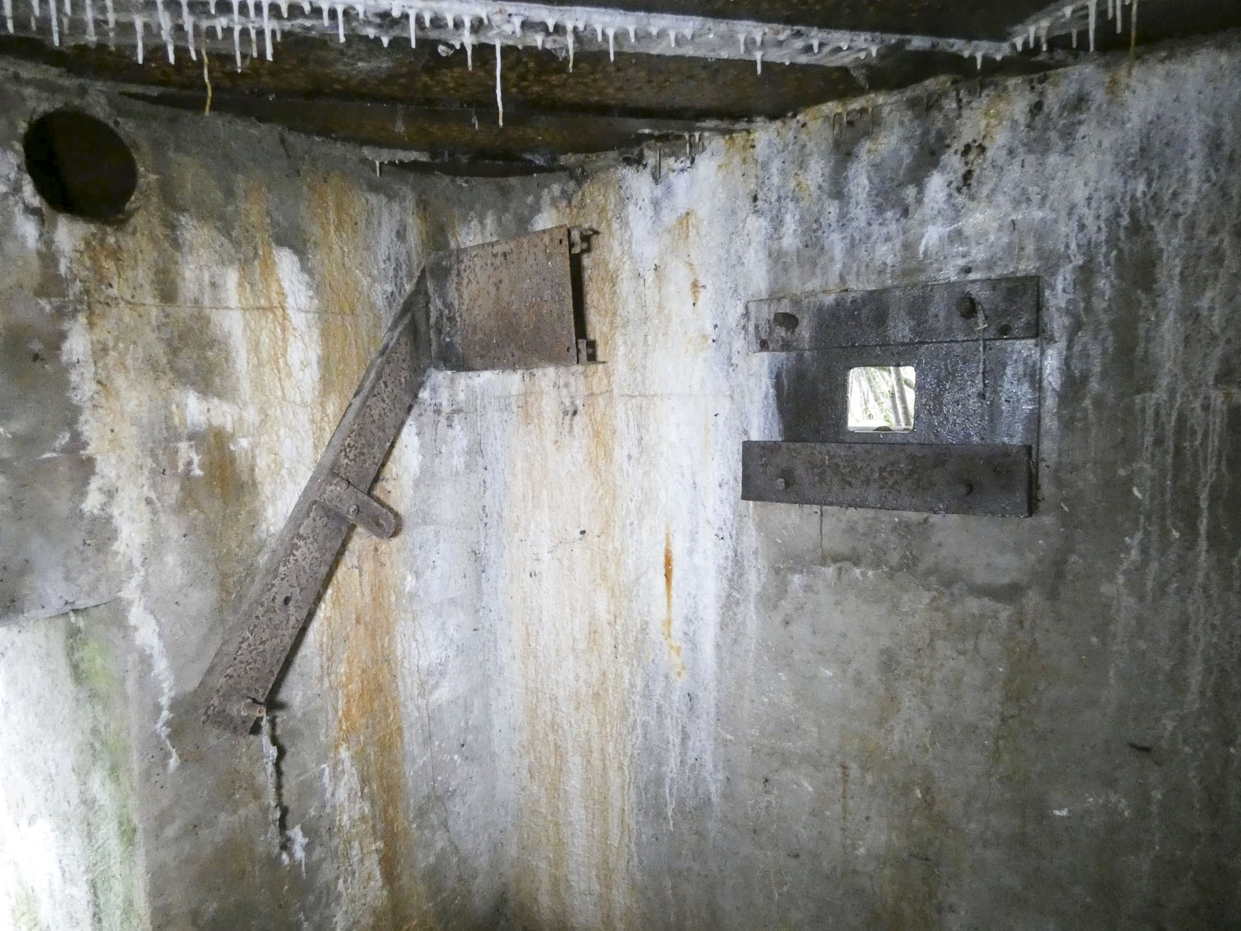 Ligne Maginot - EICHELFELD - (Blockhaus pour arme infanterie) - Le créneau latéral pour FM et le support d'un ventilateur.