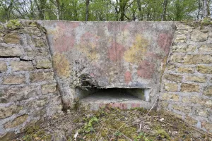 Ligne Maginot - BB9 - (Blockhaus pour arme infanterie) - Embrasure frontale et camouflage