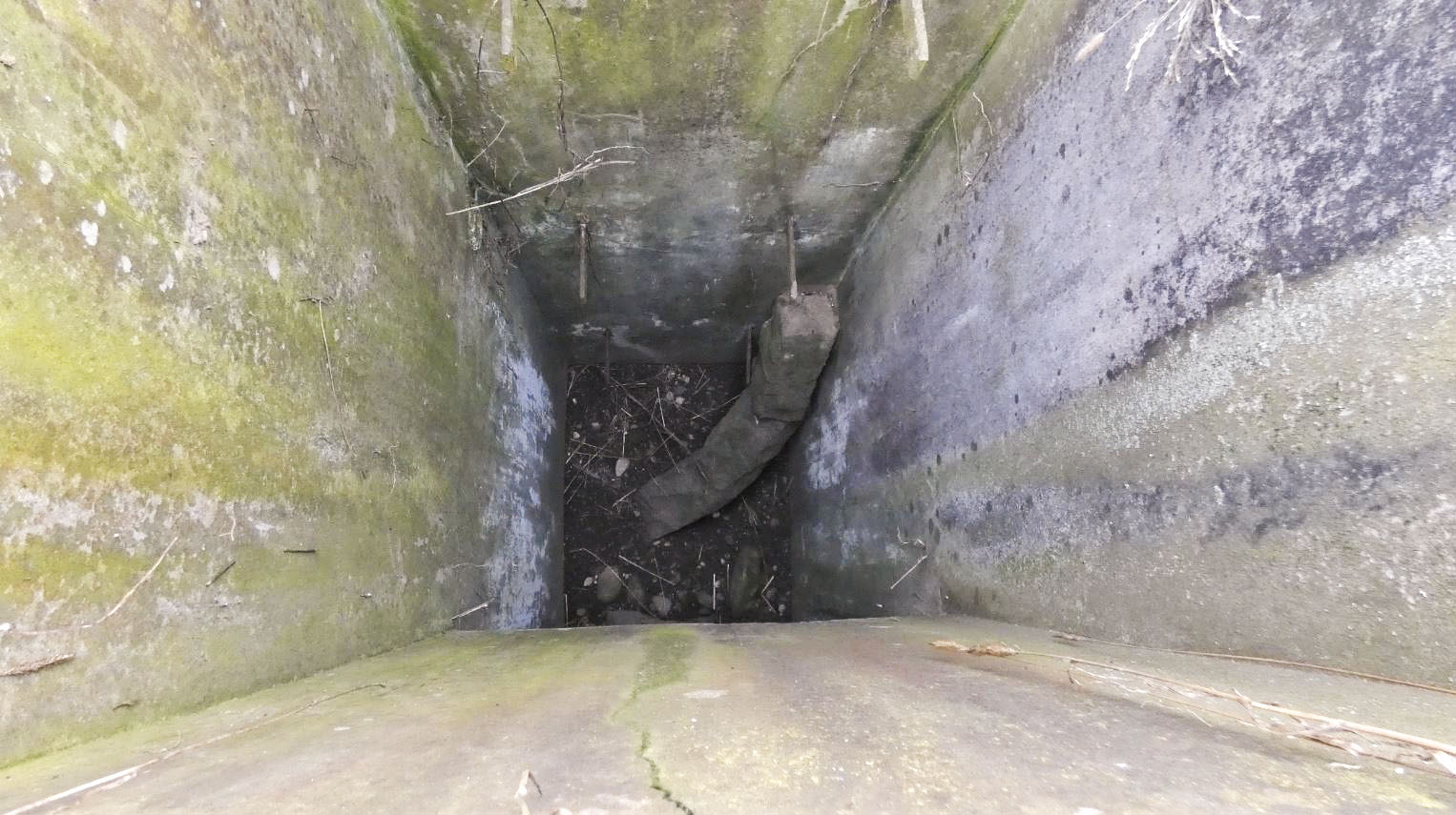 Ligne Maginot - C - (Chambre de coupure - Avec central) - Le sas de descente, vue vers côté Ouest