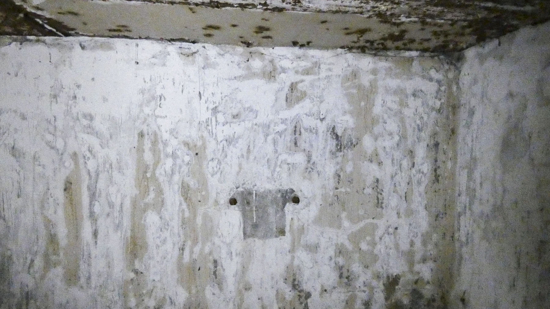 Ligne Maginot - C - (Chambre de coupure - Avec central) - Intérieur de la chambre, vue vers côté Est, emplacement d'appareillage